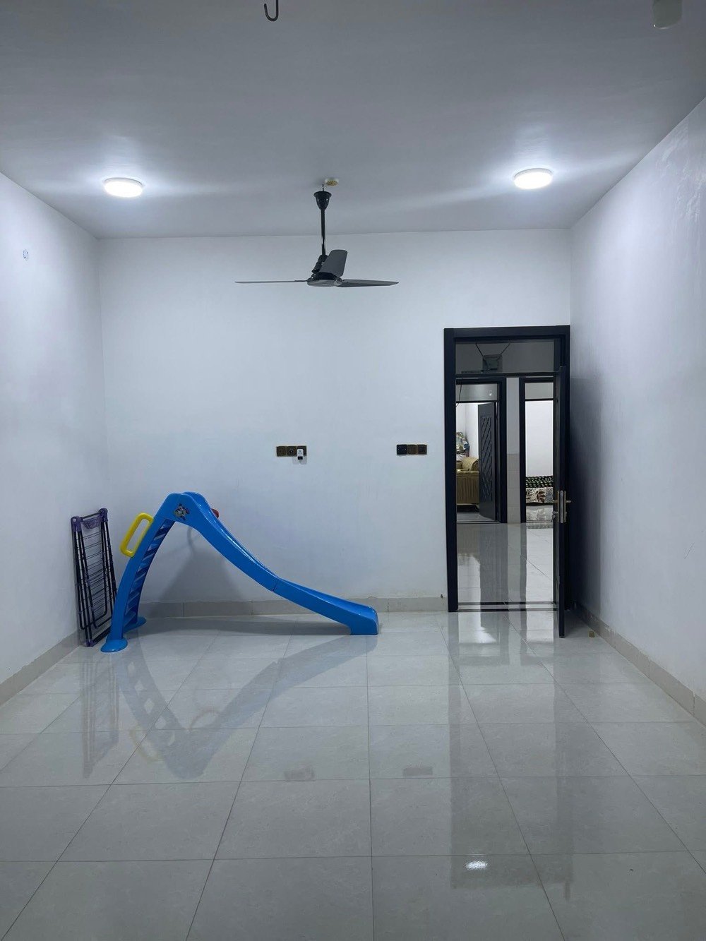 دار للبيع المساحة 200م
في 6 كيلو قرب ماركت زنبيل 
طابو صرف بأسمي 
الوجه 10 والنزال 20 
يتكون من كراج واستقبال وكيلدور 
وصالة كبيرة ومطبخ وغرف 2 ومناور 2 وصحيات داخلية وخارجية 
البيت جديد بناء سنة 2023 
للاستفسار الاتصال على الرقم *********** متوفر واتساب 
السعر 110 
البيع نقد فقط