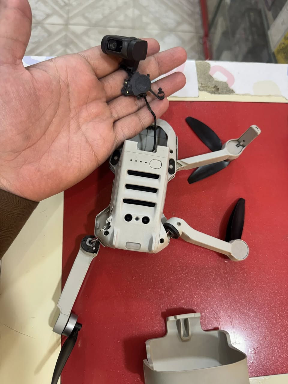 سلام عليكم
درون dji mini 2 combo
وكعت مني مثل مموضح بصور 
بس شرط الطياره شغاله بس يعاد صيانتها 
السعر خاص 
***********
