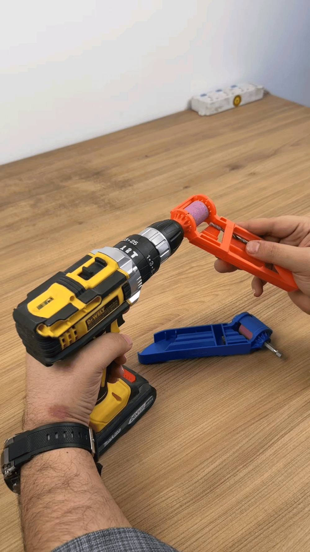 🔧💥 خلّي ريش الحفر ترجع جديدة بثواني!

مبراة ريش الحفر المحمولة هي أداةك الذكية لشحذ الريش المعدنية بكل سهولة ودقة 👌

كل اللي تحتاجه فقط تركبها على المثقاب، وشغّلها — ترجع الريشة حادّة كأنها جديدة 🔩✨

مصنوعة من حجر سنّ قوي يتحمل الحرارة والاستخدام المتكرر، مع تصميم موجه يضمن توازن مثالي أثناء الشحذ.

خفيفة، عملية، وتشتغل مع أغلب أحجام الريش من 2 إلى 12.5 مم.

القطعة الصغيرة اللي توفر عليك وقت، مجهود، وفلوس شراء ريش جديدة كل فترة! 🔁

🧰 متوفرة بلونين (أزرق  برتقالي) – يرسلان حسب المتوفر.