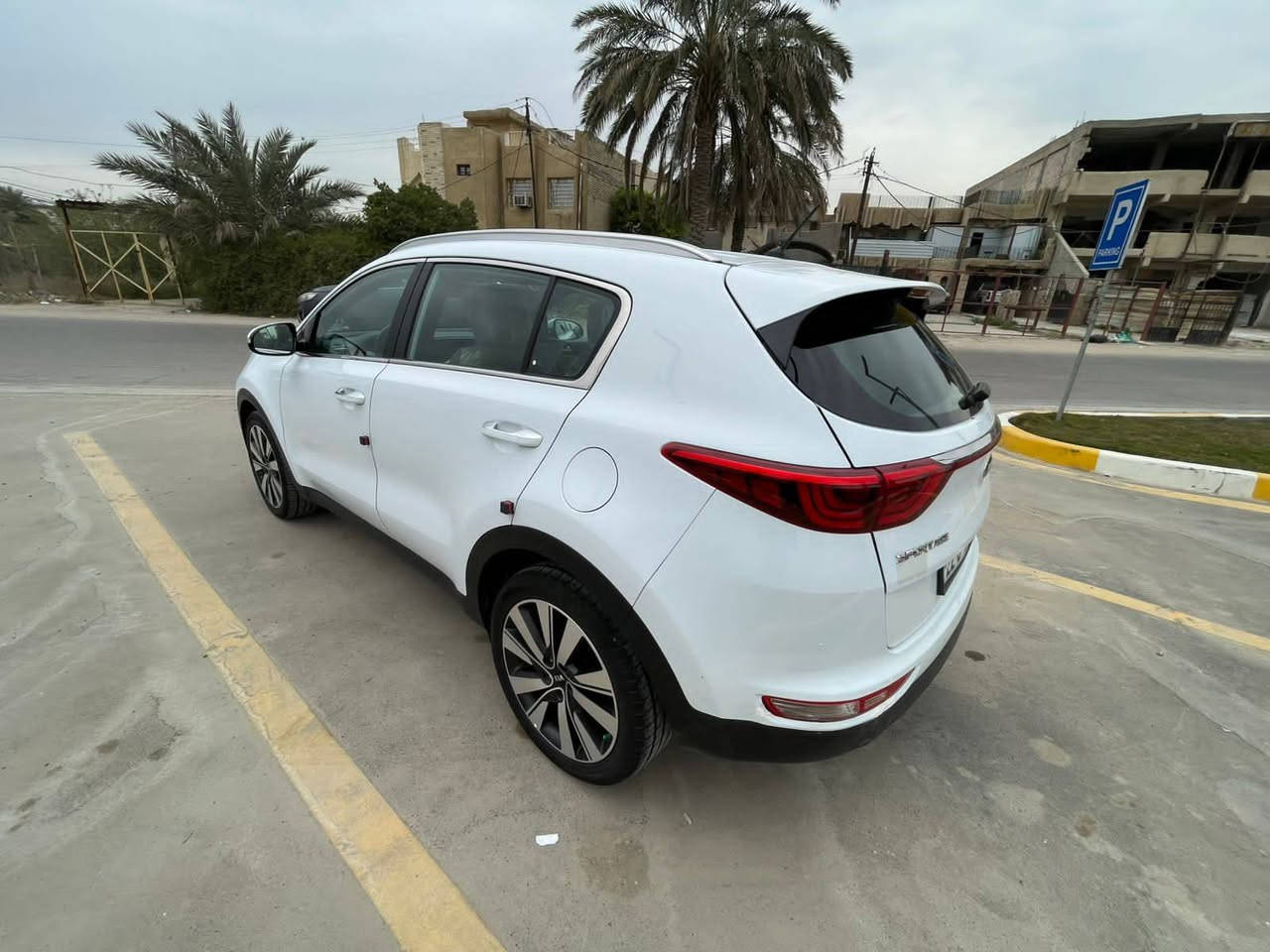 سلام عليكم سيارة سبورتج 2017 
خليجي مواصفات السيارة 
جلد تحكمات قيادة 
حساسات امامي خلفي  
زراك لايت 
لد نهاري 
ماشية 110 الف كيلو
سيارة مكفوله بدون صبغ فقط ربع الدعاميه الخلفيه
سيارة جاهزة بدون اي نقص تخم تاير جديد  
رقم اربيل بسمي تحويل مباشر رقم جديدتحويل ثاني يوم 
مكاني بغداد الغزاليه
السعر 175 وبيها مجال
***********
