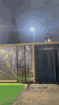 کەرەڤانەیەکی جوان و گەورە و مۆدێرن لەگەڵ کەپرێکی گەورە و جوان ڕازێنراوەتەوە بە پەموو و لایت بۆ دانیشتنی موشتەری.

قیاس کەرەڤانە:
٤م درێژی
٢،٥م پانی
٣،٥ بەرزی

قیاسی کەپر:
٦م درێژی
٣م پانی
٢م و زیاتر بەرزی

ژمارەی مۆبایل ***********
