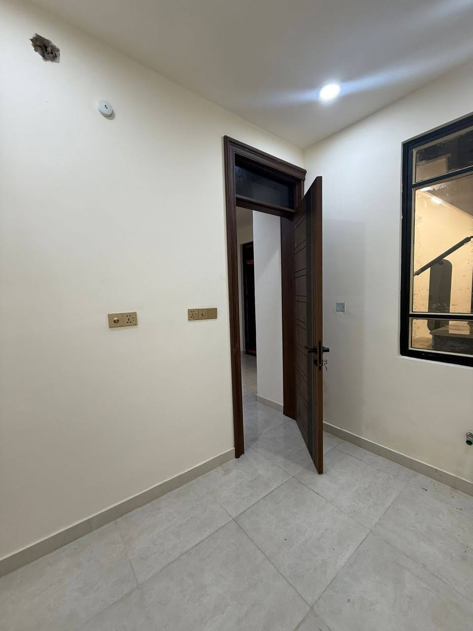 شقه للاءيجار في زيونه محله ٧١٦ درج طابق رابع تحتوي على غرفه وصاله وصحيات سعر الايجار ٤٥٠ ألف عراقي الاتصال على الرقم ***********
