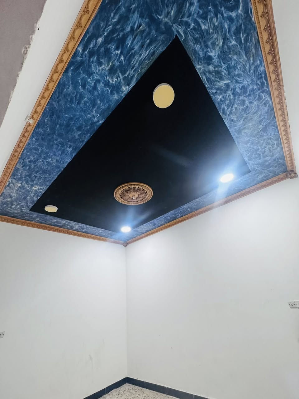 #دار_للإيجـــــــار 

فـــــي نـــادر الاولــى الخدمي 

طـــــابـــق واحــــد
يحتوي على 
غـــرفة نـــوم وصاله وكليدور ومطلخ ومجمع صحيات 

مبلغ الايجار : 450 الف 
________________________

للاستفسار على باقي  التفاصيل 
لطفاً الرجاء الاتصـــال او مرآسلتنا على الواتساب ⤵️
🔻🔻
سيد رائد    
📞0️⃣7️⃣8️⃣3️⃣1️⃣1️⃣7️⃣1️⃣7️⃣4️⃣1️⃣
سيد حسين
📞0️⃣7️⃣8️⃣7️⃣2️⃣5️⃣7️⃣4️⃣7️⃣3️⃣3️⃣

              او وآتســــــاب📲

المكـــــتب ☎️ 
***********
***********
‎‏‎     🧱#مكتب_عقارات_سيد_رائد🧱

               🏗️ #مــوقع_المكتب🏗️
📍{بابل/الحله شارع نادر الرئيسي مقابل  شارع الطب العدلي بالقرب من اسواق الجمل }

_______________________
#تنوية / لمن يرغب عرض عقاره فـــي صفحتنا يرجى الاتصال بنا 
_______________________
أنتبــه🔻🔻
‎🔳#الصفحه_الرسميه_للمكتب_فقط✅

#عقارات_الحله  
 #بيع_وشراء     
#عقارات #بغدادالعراق #الحله         #مشاهيرفيسبوك
 #مكتب_عقارات_سيد_رائد 
#الاول  #في_بابل
