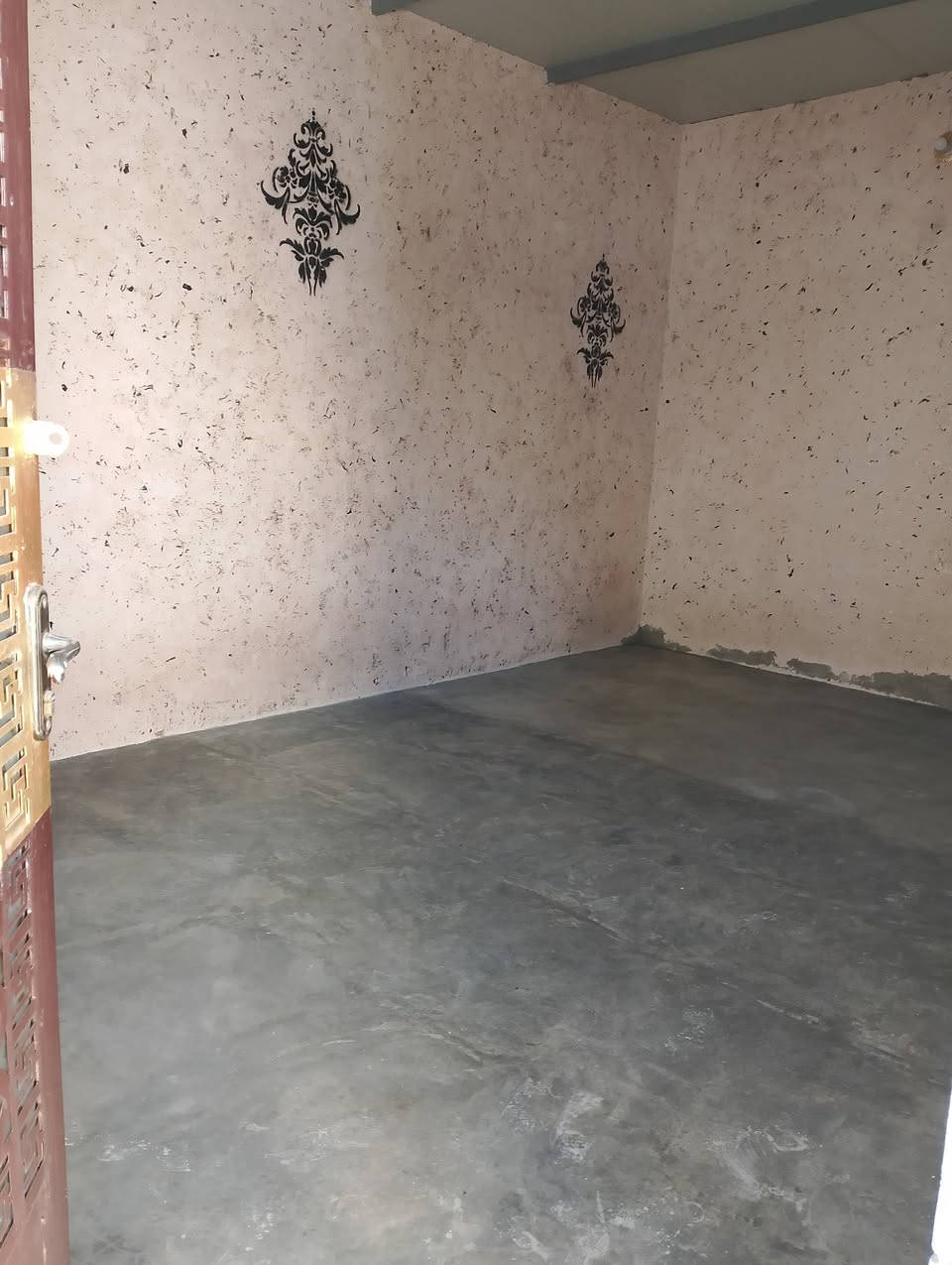 بيت للأيجار البوابه قرب الشارع العام
***********
