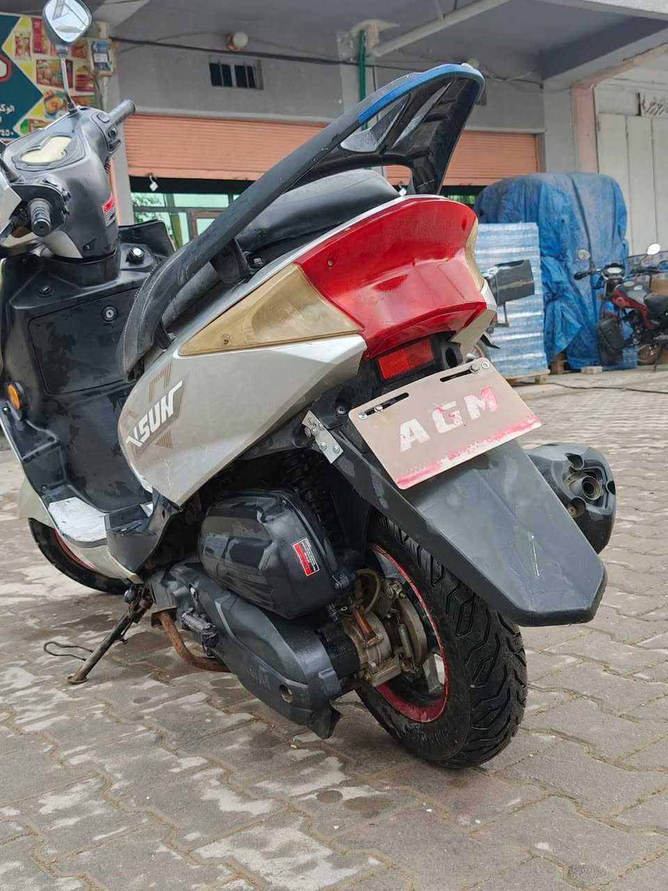 سلام عليكم شبابنه طيب دراجه سكنس صيني موديل 20 بس ولا عباالك صيني الله شاهد خير وبركه لا تنقيص لا تبخير  شلعه ومعدل كلشي ما ناقصه بس سايق.
كهربائيات كله شغاله
كيج شغال 
مازده شغاله
اشاير دبل اشاره شغاله 
كلشي بيهه شغاال

سعر دراجه 450وبيه مجال الطيبين
 مكان ديالى شهربان 
تواصل ***********
