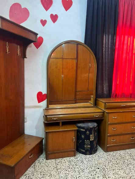 سلام عليكم غرفة للبيع جديدة ونضيفة كلش الستفسار عل رقم واتساب موجود ***********
