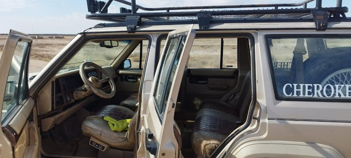 سلام عليكم 
جيب شيروكي شخاط 94 مكفوله من الضربة و الكص الصبغ بلاد تبريد ثلج تدفئة شغالة لوگير شغال رقم بغداد حدادية مضبوطة تايرات75% منظومة غاز السعر 40$ الاستفسار على الرقم التالي*********** مكلف بالنشر التواصل مع الرقم.
