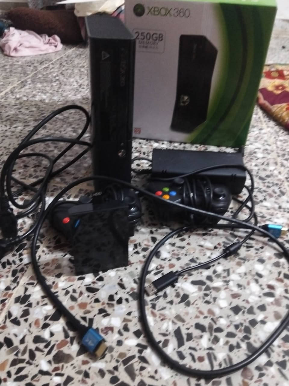 جهاز اكس بوكس 360 نظيف وما مفتوح مفول 
كامل ملحقاته مهكر وبي اثنين هاردات الهارد الاول بي 75 لعبه والهارد الثاني بي 245 لعبه فول نظيف الاتصال واتساب ***********
