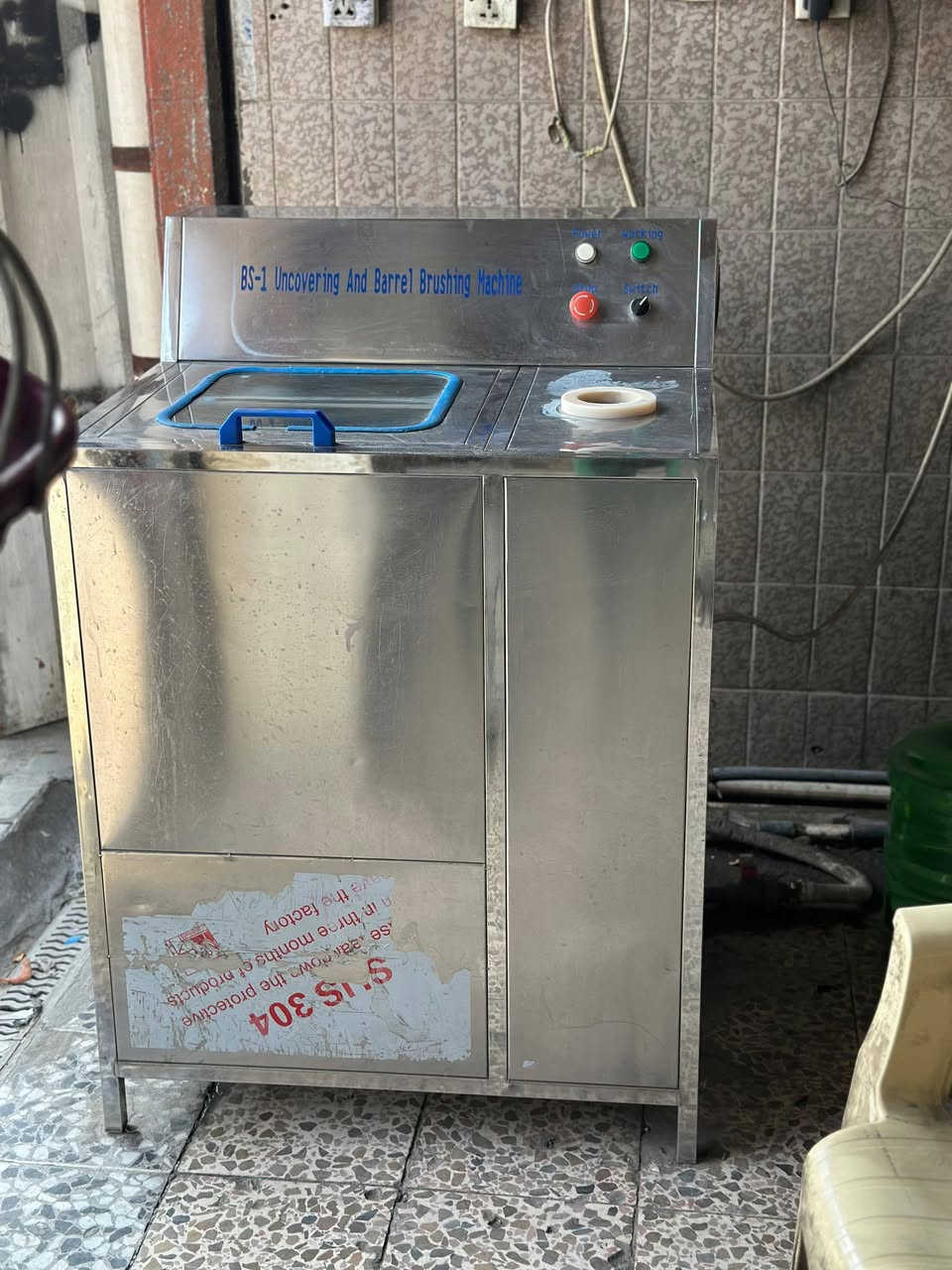 سلام عليكم. محطه ام ١٠٠٠  يطالي
وياه تانكيات عدد 2  واحد سل ستيل ابو ٣٠٠٠ واحد ٥٠٠٠
محطه بعد جديده ويطالي.  وياه غساله مال دبات يعني ابيع شلعه وحده  ويه ميز ترس محطه كامله مكمله 

اني موكلف بل نشر  

***********
