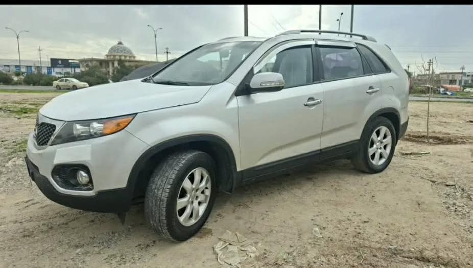 بەناوی خودا کیا سورینتۆ گازە
چوار بستۆنە
بەسمەیە
سێ ڕیز کوشنە
دەرگاکانی بەسمەیە
کوشن سارد و گەرم
حاسەیە ٢٠٠٩ماشەڵالۆک لۆکە ژ.م(***********)(***********)
