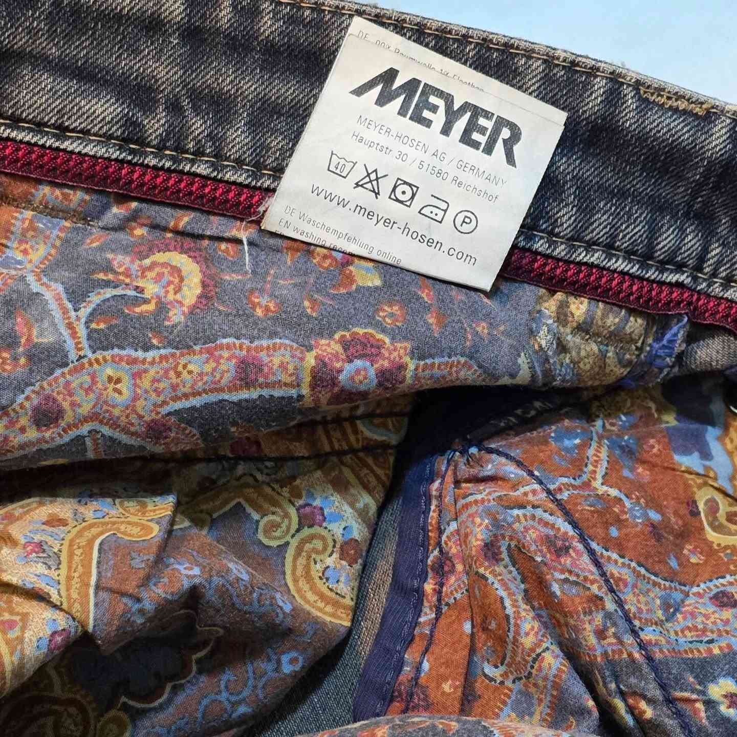 قطعة نادرة جدا 
السعر:9,000 
التوصيل:3,000 
القياس:102
​👖 بنطال جينز "MEYER" ألماني أصلي - راحة وفخامة
​للبيع بنطال جينز من البراند الألماني الشهير Meyer-Hosen، المعروف بجودة التصنيع العالية والاهتمام بالتفاصيل.
​الخامة: جينز عالي الجودة بلمسة ناعمة، مريح جداً للاستخدام اليومي.
​التصميم: قصة كلاسيكية أنيقة مع بطانة داخلية "Paisley" مزخرفة تمنحه طابعاً فريداً وفخماً.
​التفاصيل: إغلاق محكم (سحاب وزر معدني يحمل شعار الماركة)، وجيب خلفي بزرار لمظهر رسمي وعملي في آن واحد.
​الحالة: ممتازة جداً (نظيف وبحالة رائعة كما في الصور).
​الصناعة: تصميم ألماني أصلي.
#fashionstyle #explore #عبودي_فاشن #فاشن #الحمدلله


**إذا كنت صاحب هذا الإعلان وتريد حذفه لأي سبب، رجاءا أرسل رسالة إلى الدعم الفني**