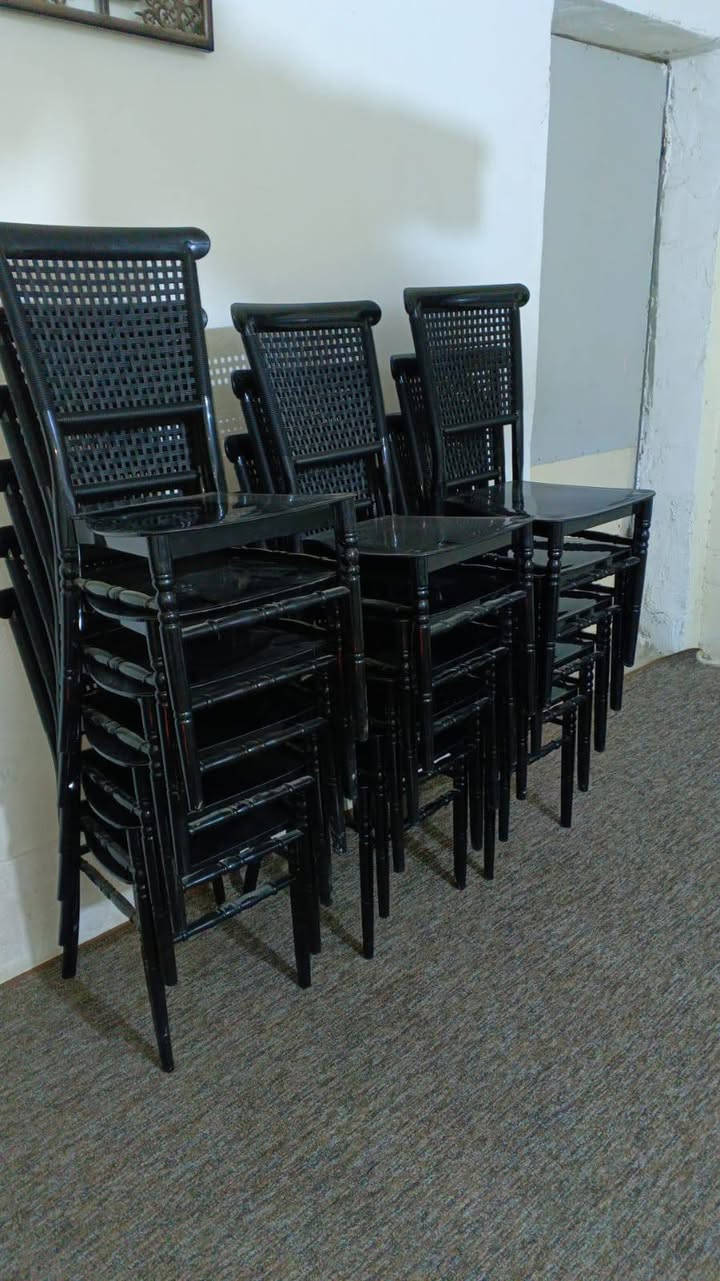 السلام عليكم كراسي جديده مامستخدمه ابد لبيع استفسار على رقم ***********مكان ديالى خان بني سعد
