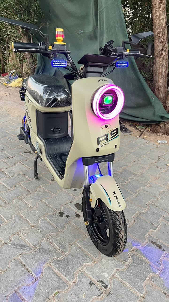دراجه R9 للبيع موديل 2025 ماركة وينلي AHE سرعه 109 دراجه نضيفة كلش ما متعوبة وبيه تزويدات خارجيه بطاريات حجم كبير 22 واط غراضهه البلاديه كلهه موجوده السعر 500 وبيه مجال بسيط مكاني نجف حي المهندسين. واتساب ***********
