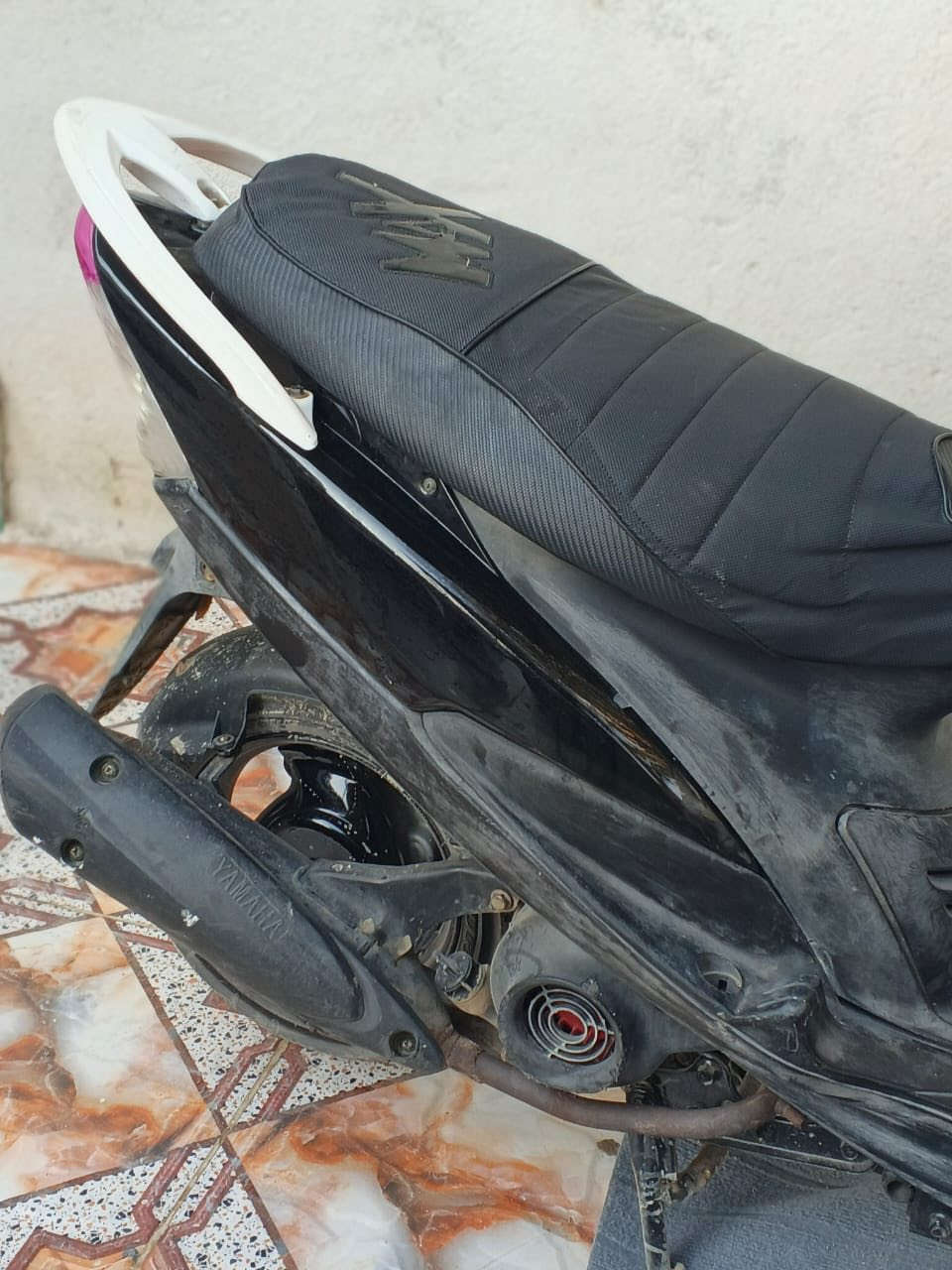 ماكس جديده كلهة شغاله سلف هندر اشاير سكنات ما مفتوحه شلعه ومشي نعومه كلش حلوه بوشه 49 حواضن اصليه عدادات الكهربايات كلها شغاله تايرات توني شادهن اصليات هستوه سويتلهة بوليش لا خنكه لا كطعه لا تبخير لا نتقيص جاهزه اخت الرمبه ما بيها اي نقص دبلات امامي وخلفي ابريكات اماميه وخلفيه عنواني البصره سعر 800 وبيه مجال 
***********
