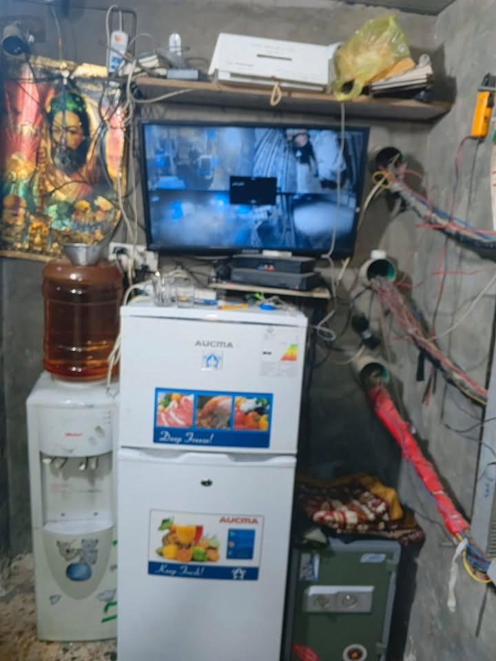 موقع البيع الزعفرانيه شارع مطعم النور بي حمل 1100 قابل الزيادة بي حصه 275 الكاع ايجار 250 بي مكاين 2 مولد وحدة سكانيا   والثانيه دايو سعر مناسب جدا
***********
