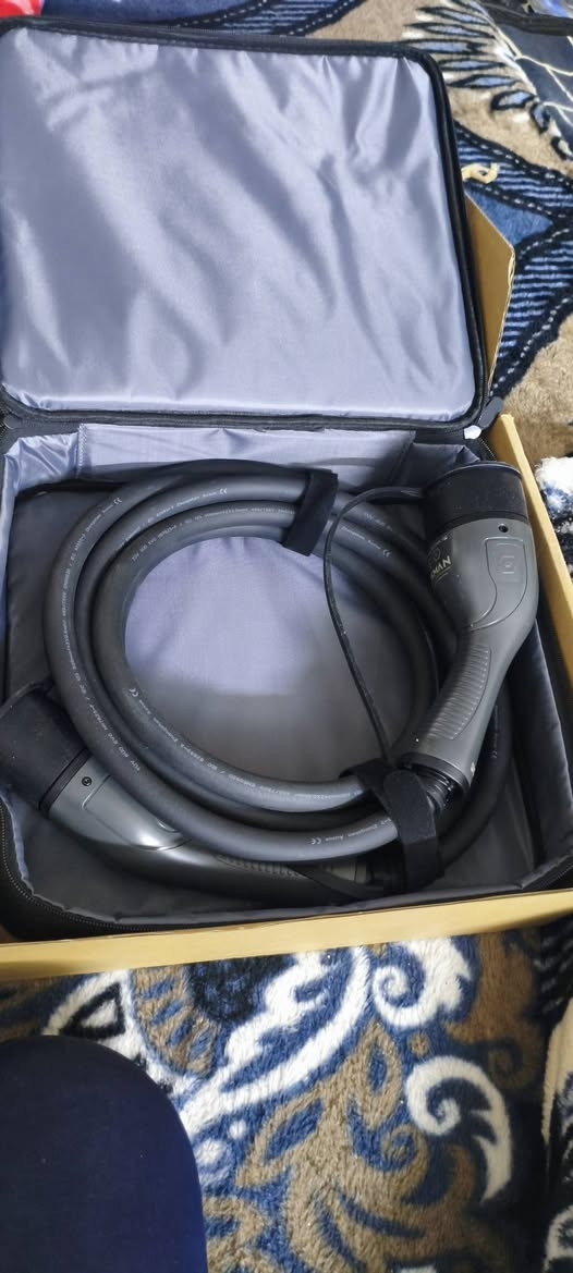 للبيع: كيبل شحن سيارات كهربائية BOKMAN (جديد)
​المواصفات:
​النوع: Type 2 to Type 2 (المعيار الأوروبي).
​القدرة: 22 كيلو واط (22kW) - يدعم الشحن السريع.
​التيار: 32 أمبير (32A) / 3-Phase.
​الطول: 5 أمتار.
​الحالة: جديد تماماً، مع الحقيبة الأصلية وملحقات التنظيف.
​متوافق مع:
​فولكس واجن (ID.4, ID.6, ID.3).
​مرسيدس، BMW، أودي، تسلا (المواصفات الأوروبية).
​جميع السيارات الصينية والخليجية التي تحتوي على منفذ Type 2.
​المميزات:
​يتحمل درجات الحرارة العالية ومقاوم للظروف الجوية.
​يوفر أقصى سرعة شحن ممكنة لمحطات الشحن العامة (AC).
​السعر: 100,000 دينار عراقي


**إذا كنت صاحب هذا الإعلان وتريد حذفه لأي سبب، رجاءا أرسل رسالة إلى الدعم الفني**