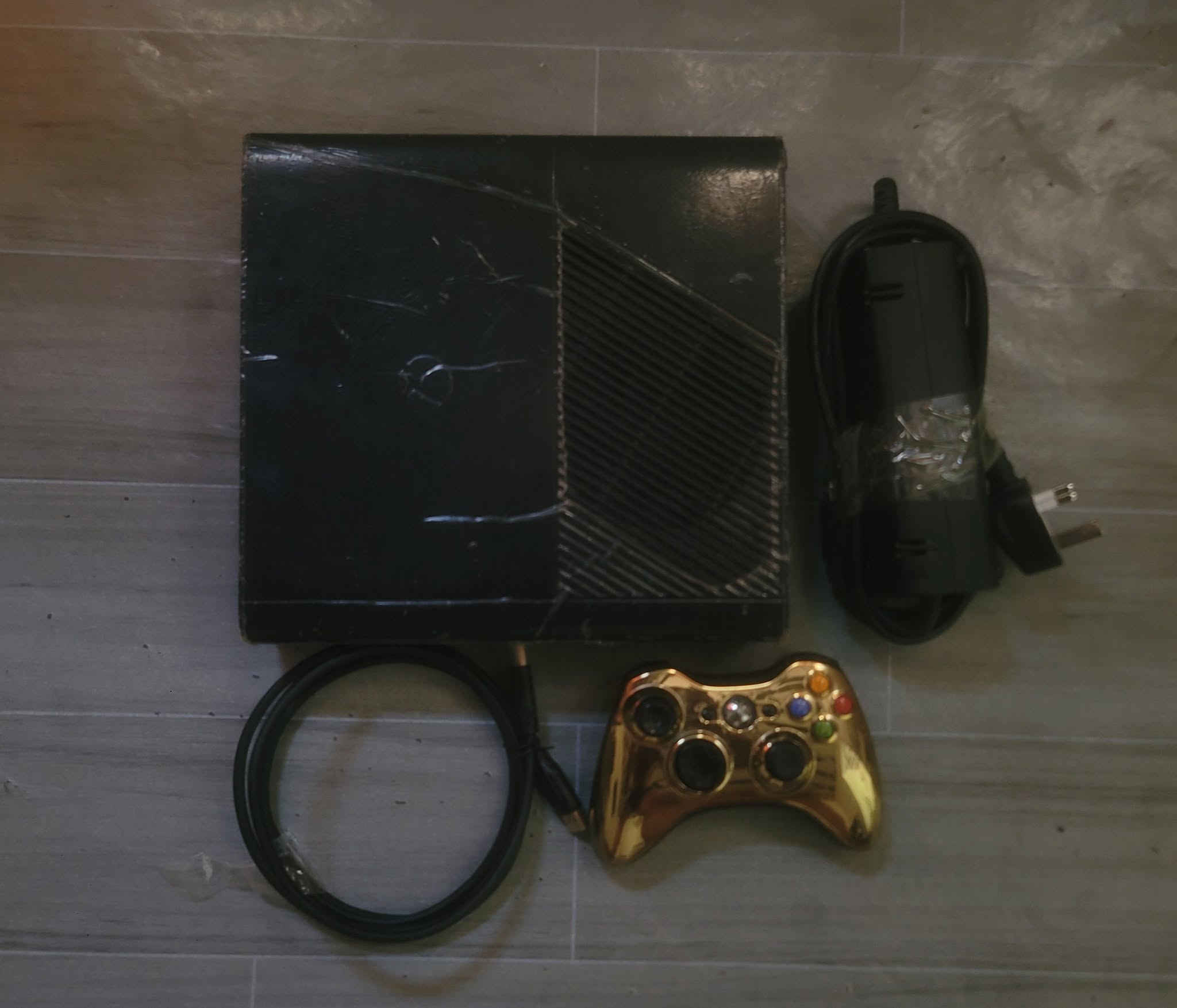 السلام عليكم
جهاز Xbox360 سوبر سلم 
ما مفتوح نهائي ولا مصلح نهائيا 
كامل ملحقاته اصلية
محولة اصلية و كيبل HD  و جويستك اصلية
يعني تاخذه كبل تشبك على شاشه وتلعب
وبه 32 لعبة قويات كلش
سعره 100 ألف
يتوفر توصيل جميع محافظات العراق 5 ألف


**إذا كنت صاحب هذا الإعلان وتريد حذفه لأي سبب، رجاءا أرسل رسالة إلى الدعم الفني**