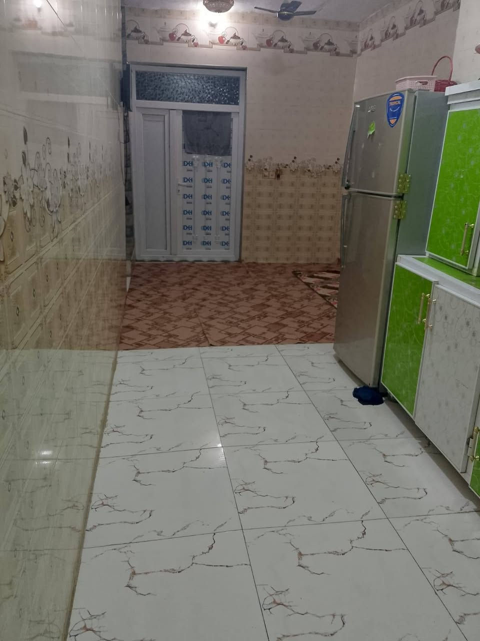 سلام عليكم 
 بيت البيع عنوانه  داخل فرع مندي عدن
 يتكون من غرفتين وصاله ومطبخ صحيات خرجيه وحمام داخلي وبراني ومنور جبير 
مساحته 200
 نوع العقار زراعي 
   سعر  البيت 70 وبي مجال بسيط    
*********** 
بناء حديث بل 2023
