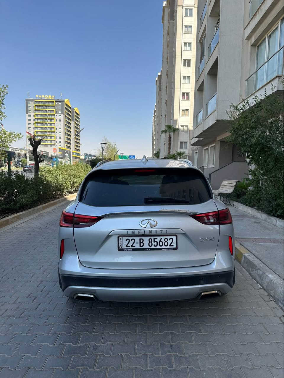📣 للبيع او مراوس مع سياره كهرباء 
: إنفينيتي QX50 موديل 2021 - فئة LUXERY
بيانات السيارة الأساسية:
 * الماركة والطراز: إنفينيتي QX50.
 * سنة الصنع: 2021.
 * الفئة: LUXE ).
 * رقم الشاصي : 3PCAJ5BA1MF111863
 * نوع الدفع:  أمامي).
 * الحالة: (قطعتين صبغ بابين السكن ) 
و (الممشى : 38mi).
🚀 الأداء والمحرك
 * المحرك: 4 سلندر، سعة 2.0 لتر توربو (VC-Turbo).
 * ناقل الحركة: CVT بتقنية متطورة لراحة القيادة وتوفير الوقود.
 * ميزة فريدة: أول محرك في العالم بتقنية "نسبة الضغط المتغير" الذي يجمع بين قوة الـ 6 سلندر واقتصاد الـ 4 سلندر.
✨ المواصفات الخارجية
 * سقف بانوراما كهربائي بالكامل.
 * إضاءة LED أمامية وخلفية مع إضاءة نهارية مميزة.
 * جنوط ألمنيوم مقاس 19 إنش بتصميم رياضي.
 * حساسات خلفية للمساعدة على الوقوف.
 * شنطة خلفية تفتح وتغلق كهربائياً.
🛋️ المقصورة والراحة الداخلية
 * مقاعد جلد فاخرة (لون اسود )
مع تحكم كهربائي.
 * نظام ترفيه بشاشتين لمس (نظام إنفينيتي InTouch).
 * دعم نظام Apple CarPlay و Android Auto.
 * نظام تشغيل السيارة عن بُعد.
 * نظام دخول ذكي (بصمة) وتشغيل بلمسة زر.
 * مكيف هواء أوتوماتيكي مزدوج المناطق مع فتحات خلفية.
🛡️ تقنيات السلامة والأمان
 * نظام الكبح الطارئ الأمامي مع خاصية كشف المشاة.
 * نظام التحذير من التصادم الأمامي.
 * نظام مراقبة النقاط العمياء.
 * كاميرا خلفية للرؤية الواضحة.
 * مثبت سرعة ذكي.

📍 الموقع: (اربيل)
💰 السعر المطلوب: 195
📞 للتواصل: (خاص ) أربيل, العراق


**إذا كنت صاحب هذا الإعلان وتريد حذفه لأي سبب، رجاءا أرسل رسالة إلى الدعم الفني**