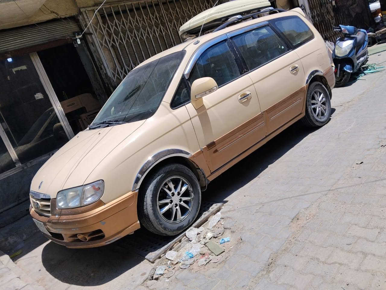 السلام عليكم
هونداي ترانجيت موديل ٢٠٠٦ بانزين محرك ٢٧٠٠
سياره مصبوغه عام لجماليه 
و صدره خلفي شويه تعبان 
و بقيه سياره كله شغال و عله بلاد 
من تبريد ومن كهربائيات 
السعر ٩٣ وبيه مجال 
الاتصال *********** وبي واتساب
