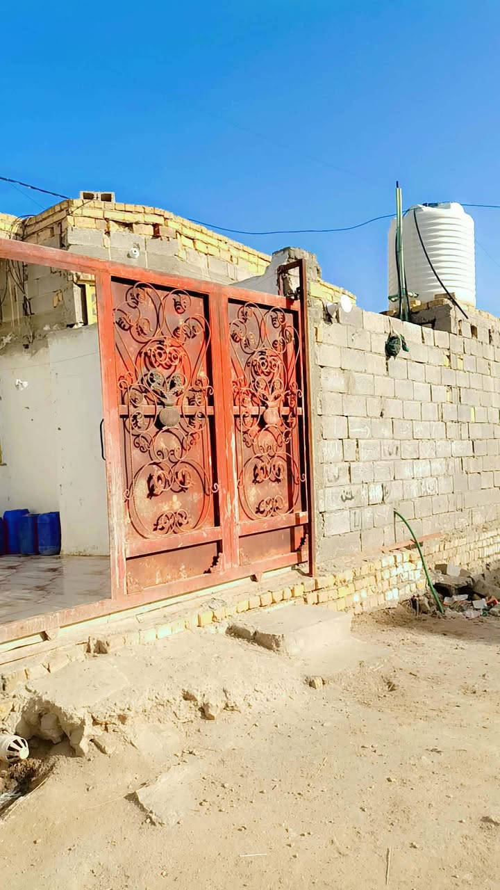 بيت زراعي للبيع في بستان الـ طعيمه بين السوق والعكيكه قريب على الشارع العام 
يحتوي على غرفتين وديوانيه ومطبخ وصحيات وصاله 
البناء بلوك للاستفسار الاتصال على صاحب الملك ***********
السعر 45 مليون
