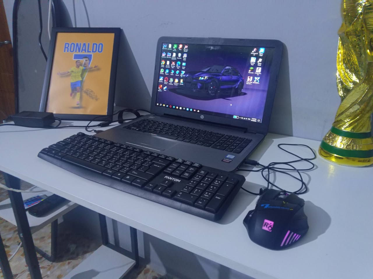 💻🔥 للبيع: لابتوب HP Notebook بمواصفات ممتازة وكارتين شاشة! 🔥💻
السلام عليكم..
للبيع لابتوب HP Notebook بحالة جيدة، الجهاز مواصفاته راقية ويتحمل شغل قوي للدراسة وبرامج الأوفيس.
⚙️ المواصفات الأساسية:
المعالج (CPU): Intel Core i7-6500U (الجيل السادس) 🚀.
الرام (RAM): 8 جيجابايت DDR3 بسرعة 1600MHz 🧠.
كارت الشاشة (VGA): كارتين شاشة (داخلي Intel HD 520 + خارجي AMD Radeon R5 M330 بحجم 2 كيكا) 🎨.
التخزين (HDD): مساحة كبيرة 1 تيرا (1TB HDD) 💾.
الشاشة: دقة HD واضحة وممتازة بتردد 60Hz 📺.
المنافذ: يحتوي على منفذ DVD، منفذ HDMI، عدد 3 منافذ USB، ومنفذ للإنترنت (LAN) 🔌.
النظام: Windows 10 Home (64-bit) 💿.
الشاحن: مرفق معه شاحن من نوع F&M الحديث وعالي الكفاءة ⚡.
🔋 حالة البطارية:
البطارية بحالة جيدة جداً ⚡.
⚠️ ملاحظات:
كيبورد اللابتوب عطلان بالكامل، لكن الجهاز يجي وياه كيبورد وماوس خارجي ماركة R8 (هدية) ⌨️🖱️.
📍 المكان: بغداد - الأمين الثانية.
💵 السعر: السعر انتو قيمو يولد.
📞 للتواصل: للاستفسار أو الشراء، يرجى الاتصال على الرقم: *********** أو مراسلة عبر واتساب
