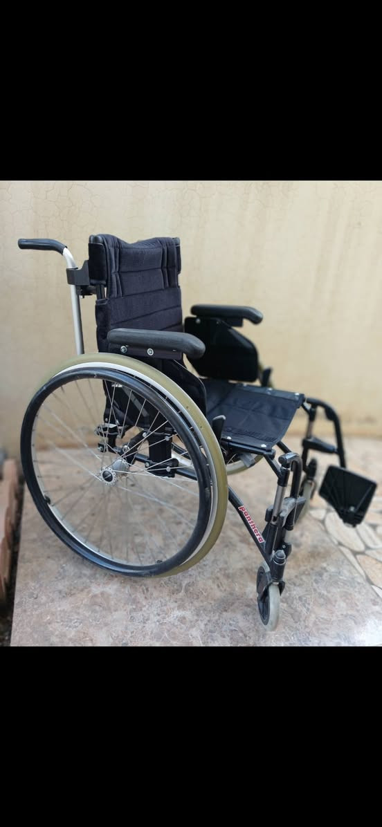 كرسي متحرك سويدي جديد خفيف الوزن عرض المقعد ٣٨سم سعر ٢٥٠ الف للاتصال ***********
