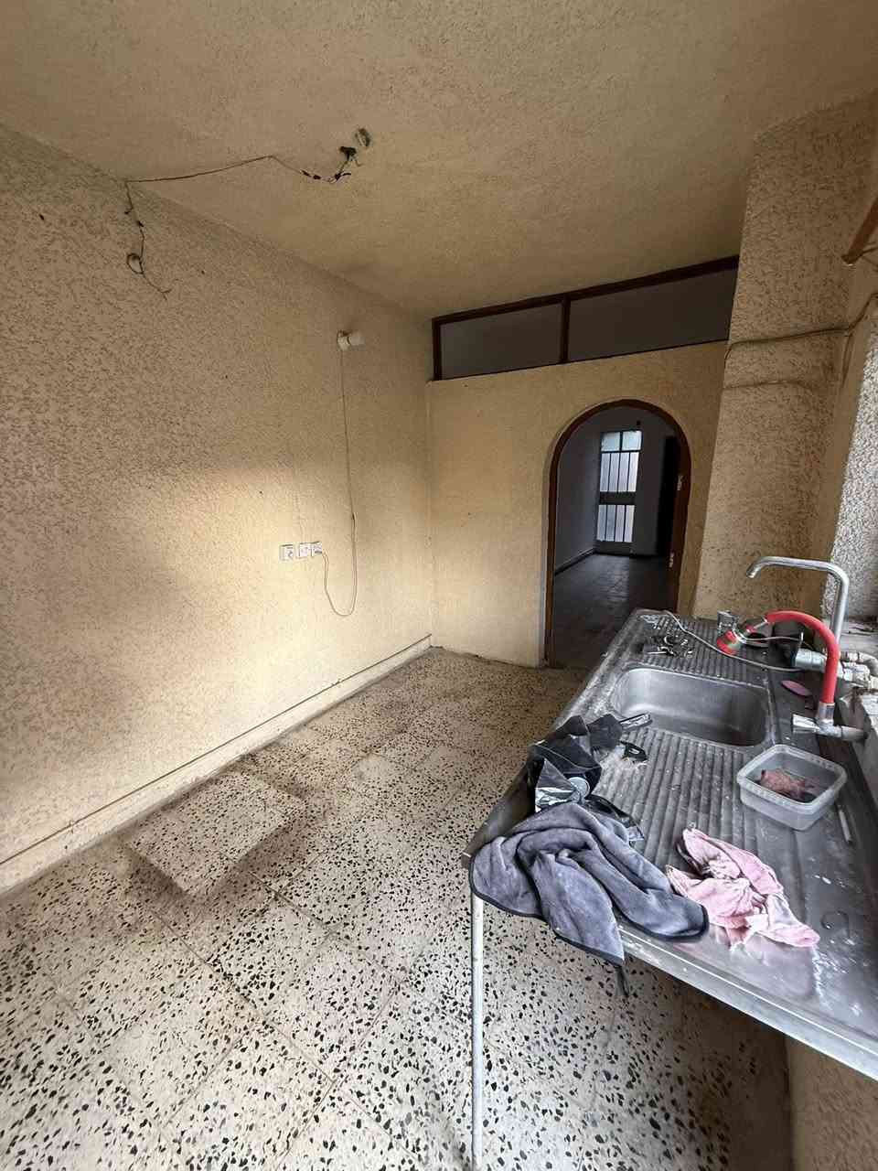 #للايجار____في_____السيدية
دار مساحه 100 متر 

يحتوي على غرفة وصاله ومطبخ وحمام 

بدل الايجار 500 الف 

للأستفسار ***********
