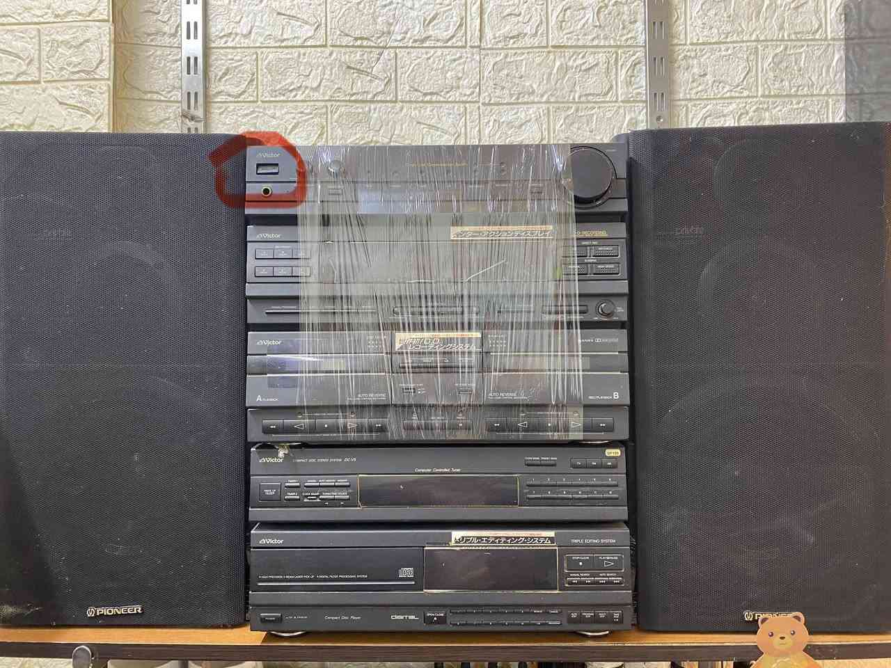 السلام عليكم اخوان 
سستم victor للبيع 
سماعات بايونير pioneer 
دكمه التشغيل مكسوره مثل ماموضح بلصوره 
يشتغل بلريمونت 
كلشي بي شغال CD والكاسيت والرايديو 
بي محوله اصليه 220 فولت 
وكل التوصيلات موجوده 
السعر 250 الف 
العنوان بغداد الغدير شارع التوت
***********  
اعتذر ماكو توصيل 
الي يحب يتفضل كل الهلا بي
