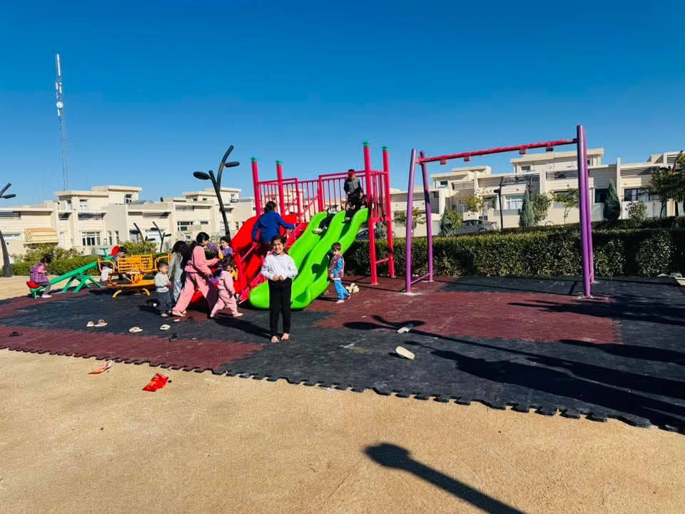 ✍️گۆڕینەوە 👇
200مەتر لە بامۆک 
ڕوی سلێمانی و خۆری بەیانی 
بە شاری زێڕین دەیگۆڕینەوە
***********
