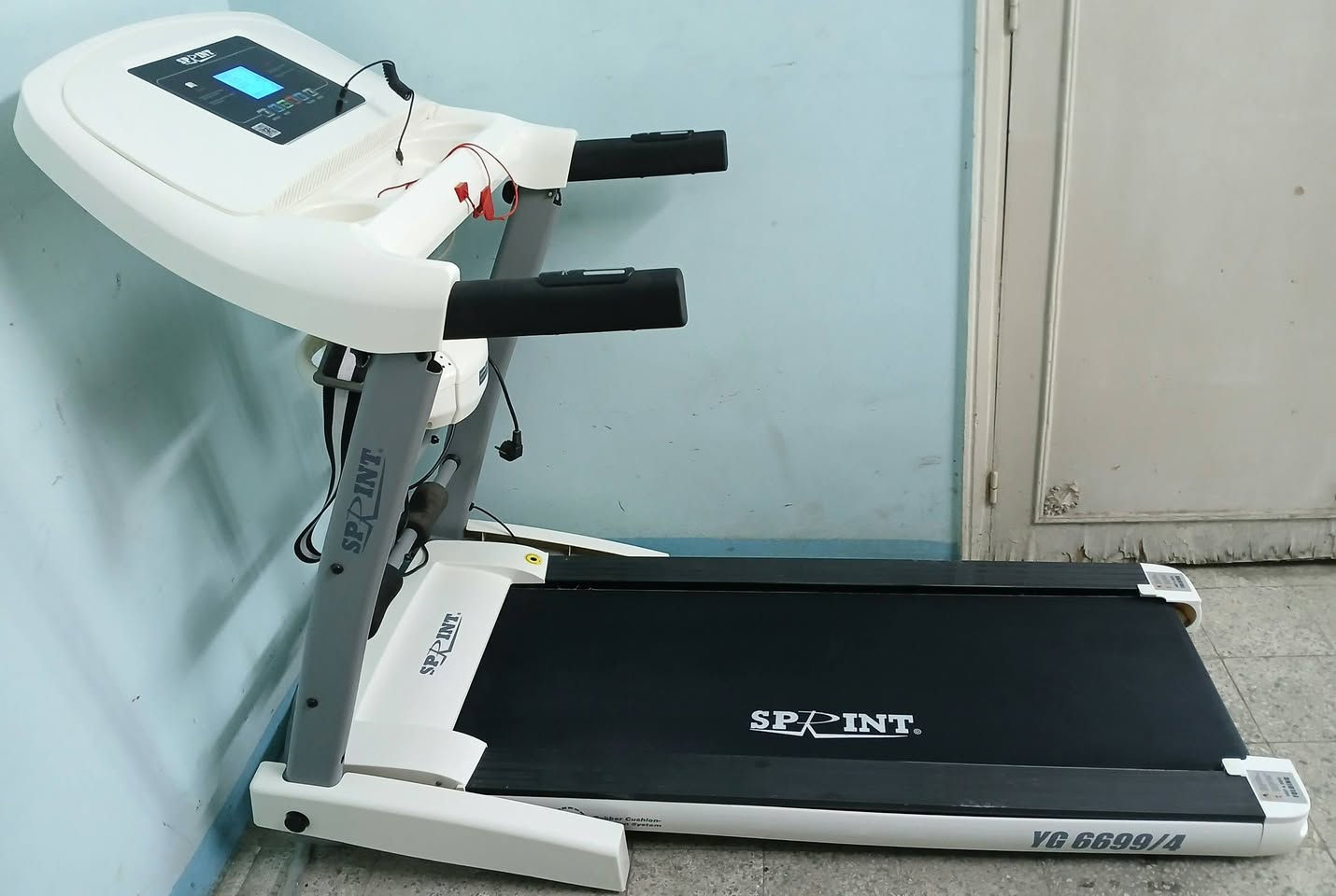 Sprint YG 6699/4 Treadmill 😍
- مشايه كهربائيه ماركه سبيرنت تايواني
 - موتور 2.5 حصان وزن 120 كيلو
-شاشه lcd  لمعرفه نبضات القلب والسرعه ووقت التمرين والمسافه والسعرات الحراريه المفقوده
-بها 12 برنامج مختلف غير البرنامج الاساسي، بها مستويات للانكلاين اليدوي، مزوده بهاند سبيد لزياده وتقليل السرعات من اليد والتشغيل والتوقف من اليد وبها عجل لسهوله التنقل 
- سرعات مختلفه من 1 الي 14 سرعه💪🏽 ، مزوده بممتص للصدمات ،طول السير 130سم، عرض السير 44 سم 
كماليات😍 جهاز مساج بالحزام بموتور منفصل عن موتور المشايه وجهاز اب جيم لتمارين البطن 
- مخرج خاص لتزييت المشايه اوتوماتيكيا
-  مخرج Aux وسماعتين ستيريو لتشغيل الاغاني🎵🎧🎶
 - للحجز والاستفسار علي رسائل الصفحه ✏️📃
 - 01145035729 - 01093247298 📞☎️


**إذا كنت صاحب هذا الإعلان وتريد حذفه لأي سبب، رجاءا أرسل رسالة إلى الدعم الفني**