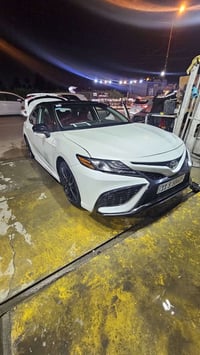 كامري xse موديل ٢٠٢٣ ماشية ٢٠ الف وارد امريكي بيها ٣ قطع صبغ بنيد وجام...