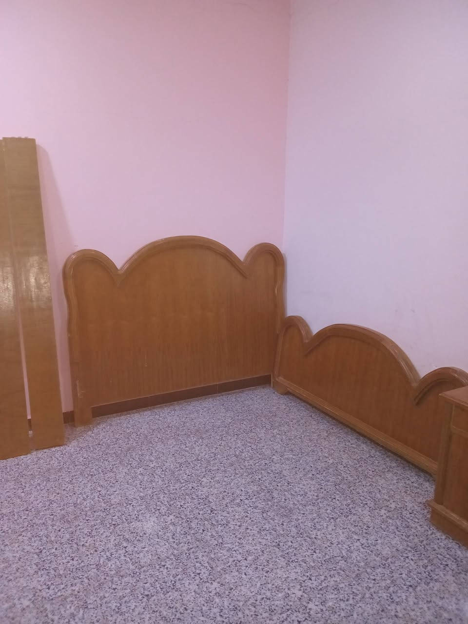 السلام عليكم 
غرفة نوم أخشاب للبيع
نقص فقط: بطن الجرباية 
باقي القطع كاملة ونظيفة
للاستفسار والاتصال: ***********
