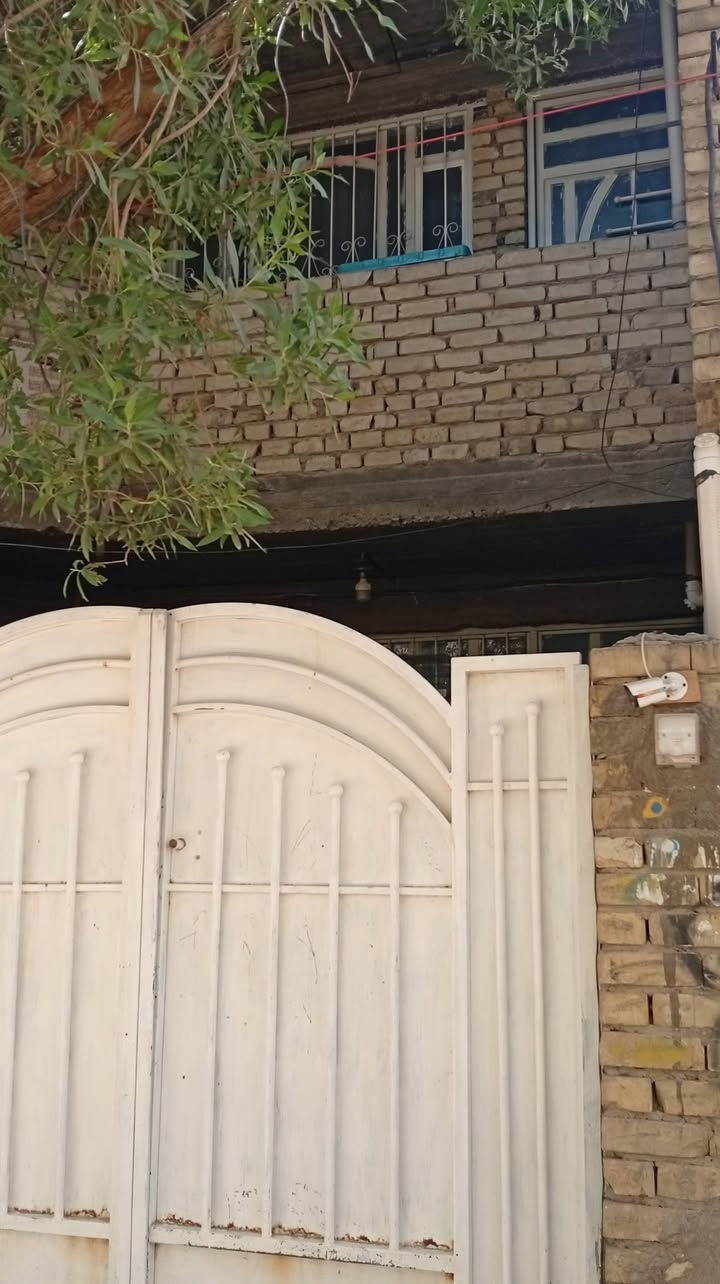 السلام عليكم بيت للبيع مساحه 100متر زراعي سند 25 طابقين يحتوي على غرفتين نوم وحمام داخلي وتواليت داخلي وخارجي ومطبخ وهول وسط مفتوح السعر 125
للاستفسار ***********
 الدوره مخابرات محله 848
