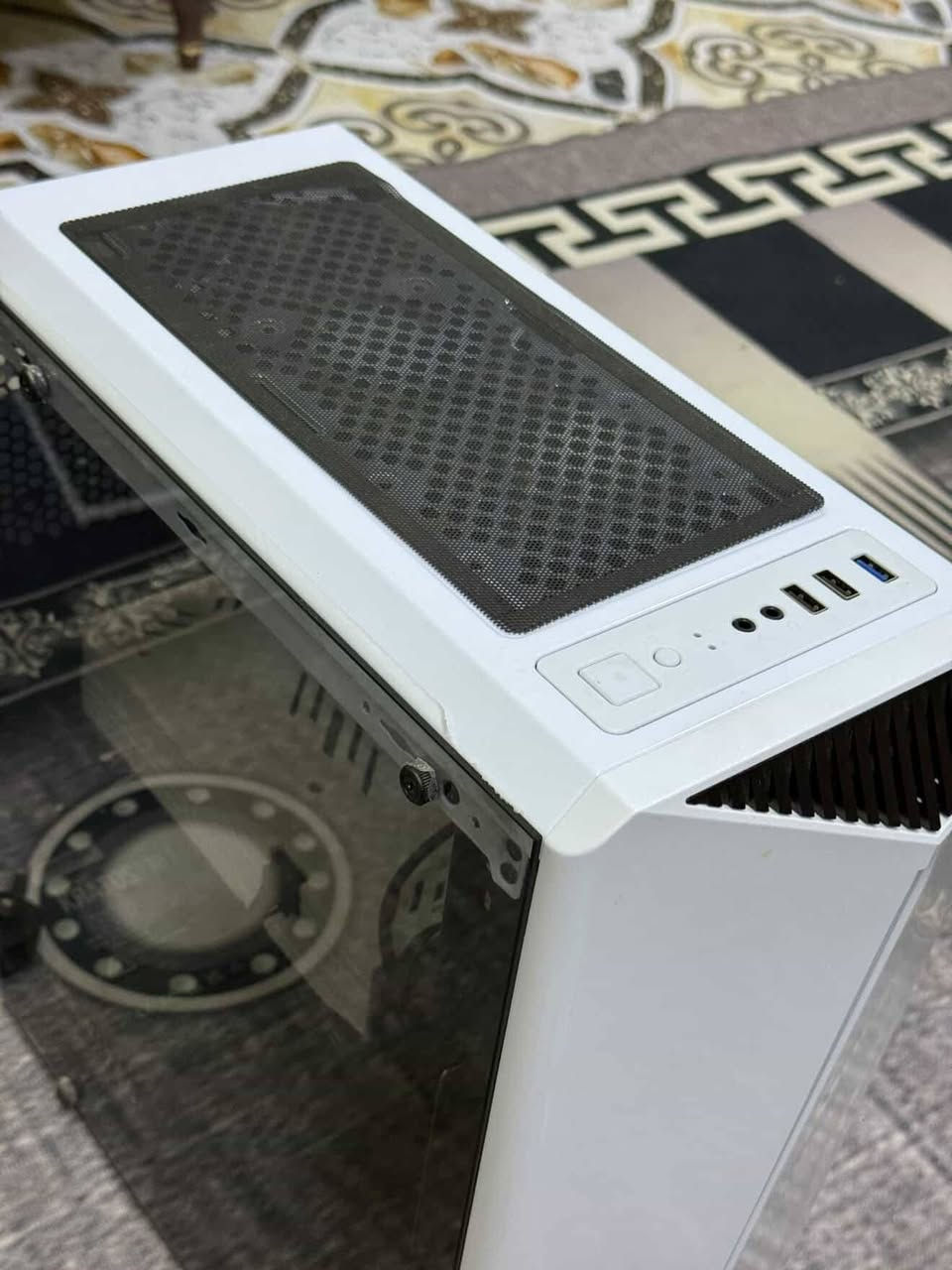 السلام عليكم
تجميعة للبيع 

المواصفات:

- المعالج: Ryzen 5 5500  
- كرت الشاشة: RX 580 8GB  
- الرام: 16GB (8×2) بتردد 3200MHz  
- المذربورد: B450  
- التخزين:  
  - SSD 256GB  
  - HDD 1TB  
- مزود الطاقة: 750W  
- الكيس: يحتوي على 4 مراوح تبريد

الجهاز مناسب للألعاب والبرامج الثقيلة ويعمل بكفاءة ممتازة.

السعر 600 الف وقابل للتفاوض


**إذا كنت صاحب هذا الإعلان وتريد حذفه لأي سبب، رجاءا أرسل رسالة إلى الدعم الفني**