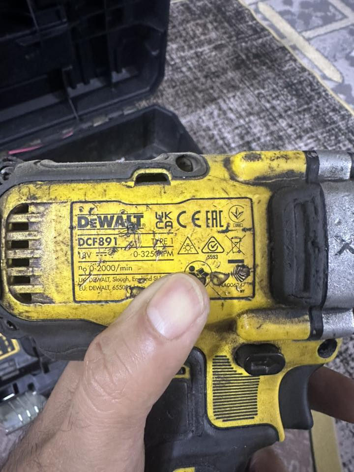 السلام عليكم دريل امريكي اصلي +بطاريات ثنين شحن البطاريه شهر كامل يكفيك ماخذه من الشركه وهذا وصل شركه ورمز الدريل موجود بالوصل اخذته 600 الف ليفيده يخلي سعره وبالعافيه علي 
اصلي اصلي وليس تقليد ليعرفه يعرف قيمته


**إذا كنت صاحب هذا الإعلان وتريد حذفه لأي سبب، رجاءا أرسل رسالة إلى الدعم الفني**