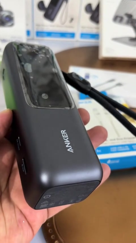 #السعر_97_الف__شامل_التوصيل الطراز: Anker Power Bank (25K, 165W)  • السعة: 25,000 mAh  • الطاقة الإجمالية: تصل إلى 165W  • شحن منفذ واحد: حتى 100W (دعم PD)  • تعدد المنافذ: يدعم شحن حتى 4 أجهزة في وقت واحد (منافذ + كابلات مدمجة) الحلو بيها تستقبل شحن 100 واط يعني تقدر تشحنها من الصفر لل 100 ب ساعة وحدة  • الكابلات: مدمجة وقابلة للسحب لتفادي الفوضى  • شاشة رقمية: شاشة عالية الدقة تعرض نسبة البطارية والطاقة الخارجة  • الميزات: شحن سريع، متوافق مع الهواتف والتابلت واللابتوبات، نظام حماية من الحرارة والجهد الزائد  • الاستخدام: مناسب للسفر، للعمل، وللأجهزة التي تحتاج طاقة عالية مثل اللابتوبات والهواتف الحديثة متوفر توصيل جميع المحافظات العزيزة للحجز والاستفسار 0.7.8.2.2.2.2.2.8.3.3 واتساب متوفر جملة ومفرد


**إذا كنت صاحب هذا الإعلان وتريد حذفه لأي سبب، رجاءا أرسل رسالة إلى الدعم الفني**