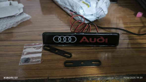 علامة اودي ليد كما واضح بالشكل، السعر 10 الف
