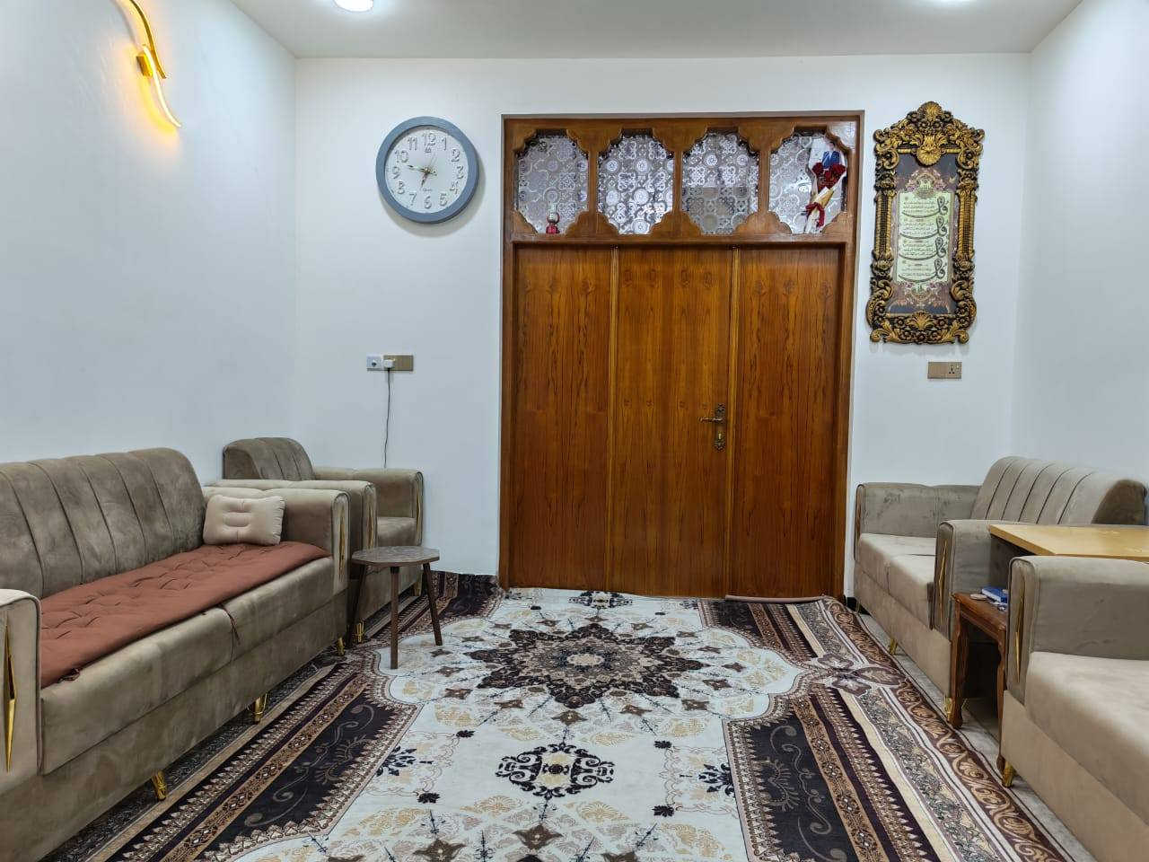 يعلن مكتب دار السلطان
عن بيع بيت حديث في منطقة الورديه خارج مقابل معمل بلوك ابو كيره ٢فرع عن الشارع العام خدمات كامله المساحه ٢٠٠م زراعي يتكون من ٢غرف نوم واستقبال ومطبخ وهول ومجمع صحيات وكراج سياره + حديقه 
الكاونتر هديه مع البيت 
السعر ١٤٥ مليون وبي مجال للإستفسار الاتصال على الرقم ***********

