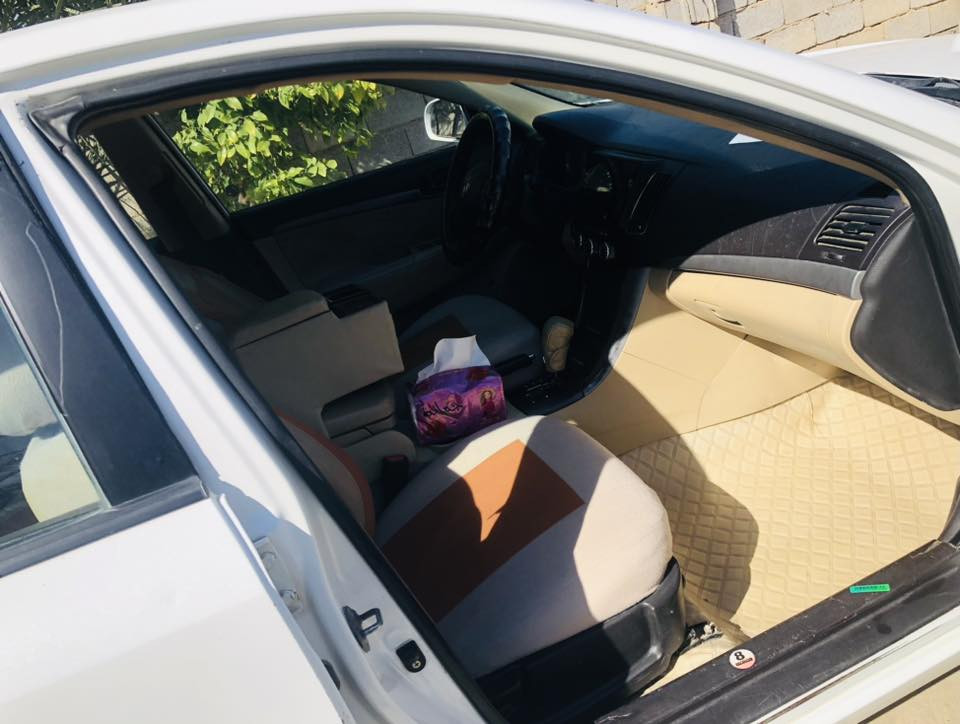 السلام عليكم 
هونداي سوناتا 2010 امريكي ضرر قبق الجنطه نص فقط يم الرقم صبغ جامرلغ امامي عكس السائق محرك كير خير من الله داخل نضيف تايرات تخم 
وبيها مجال 1,15 سياره بإسمي 
رقم ***********
