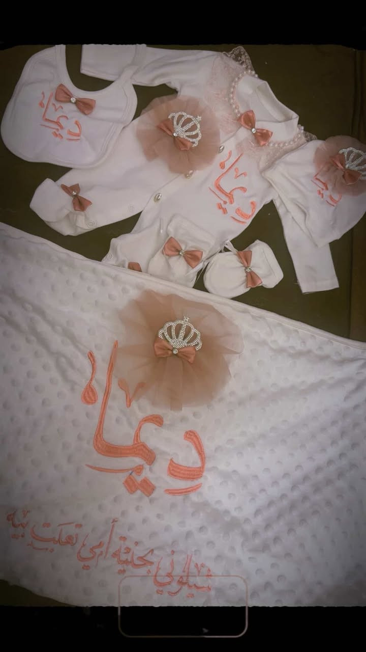 هلو حبايب شونجن اني عندي ذني سيتين مال استقبال بالجيس مامستعملات ابد لان غلطو وياي بجنس الجنين لحد يوم العمليه ياله عرفو ولد مو بنيه المهم بنات الي حامل ببنيه وتريد تسميهه ديما هذا سيت جاهز مخيط ومطرز 
وسيت حضينه وكماط هم مخيط ومطرز 
وسيت مصدات سرير شكل فيل 
وتكدرين تعدلين الاسم يم الخياط او تحطيله فيونكه او شي الي يعجبجن لان حرامات ابقيهن واني بعد ماصير حامل 
السيتين اثنينهن احسبهن ب50 
وسيت المصدات ب20
ابد ممستعملات وبجيسهن 
التحب تاخذهن عالخاص وتدللون


**إذا كنت صاحب هذا الإعلان وتريد حذفه لأي سبب، رجاءا أرسل رسالة إلى الدعم الفني**