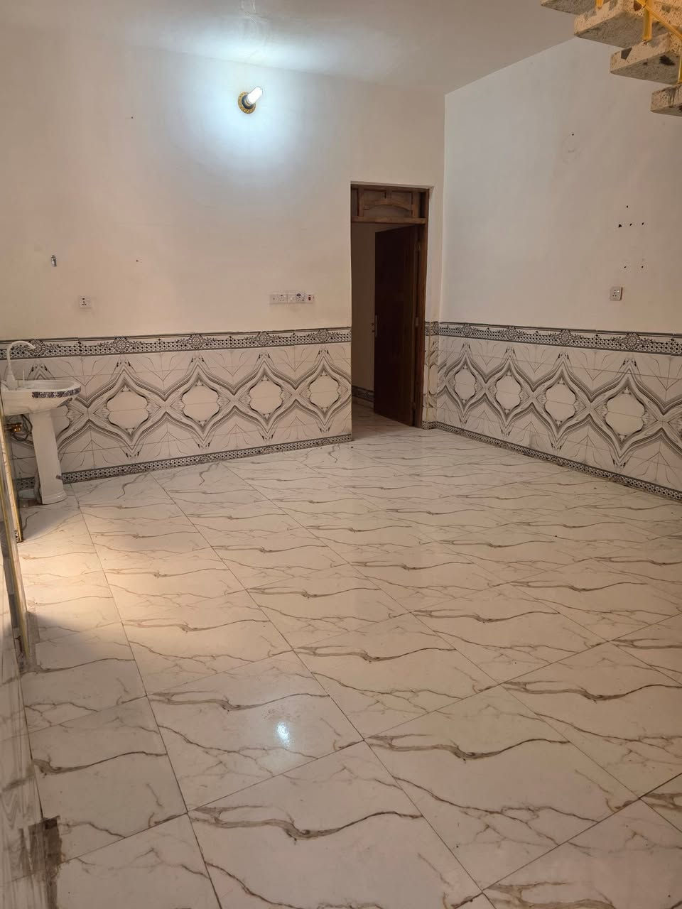 🏡 بيت للبيع – طابو صرف (فارغ)

📍 الموقع: مغربة الشيشان الأولى، على ساحة المربع، قرب مضيف المواجد، شارع 15 متر، رصيف 3 متر.

📐 المساحة: 120 متر مربع.

🏠 المواصفات:

- طابق واحد + بيتونة.
- البناء كونكريت.
- سنة البناء: 2021.

📋 التقسيم:

- غرفة نوم: 4 × 5.5 م.
- صالة: 4.80 × 4 م.
- مطبخ: 4.40 × 2.20 م.
- استقبال: 6.5 × 3 م.
- صحيات داخلية وخارجية.

✅ البيت جاهز للسكن، موقع هادئ وخدمي.

📞 للاستفسار والتواصل:
***********
