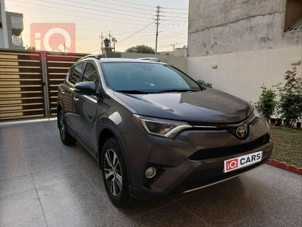 تويوتا راف ٤ موديل ٢٠١٨ XLE
تدفئة تبريد ،تحديد مسار ،حساس تصادم ، سلايد ، 2wd ، بصمة 
كامل مواصفات ، الضرر بين جاملغ النفر وباب النفر 
صبغ نصف الجاملغ وبابا النفر مبدل اصلي نفس اللون 
والباقي كلو بلادي بجم كبس 
ماشية ٧٢٠٠٠ كلم 
السيارة وارد كندي 
السعر ١٨٥ $ 
*********** واتص
