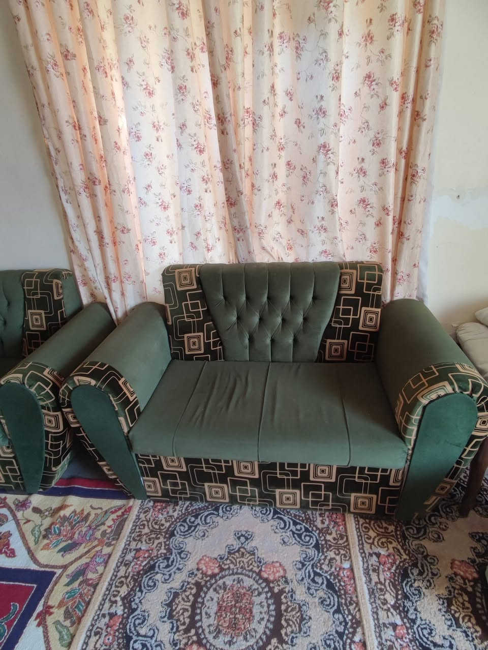 السلام عليكم متاح  تخم للبيع العدد ثمان مقاعد السعر 300 ***********
