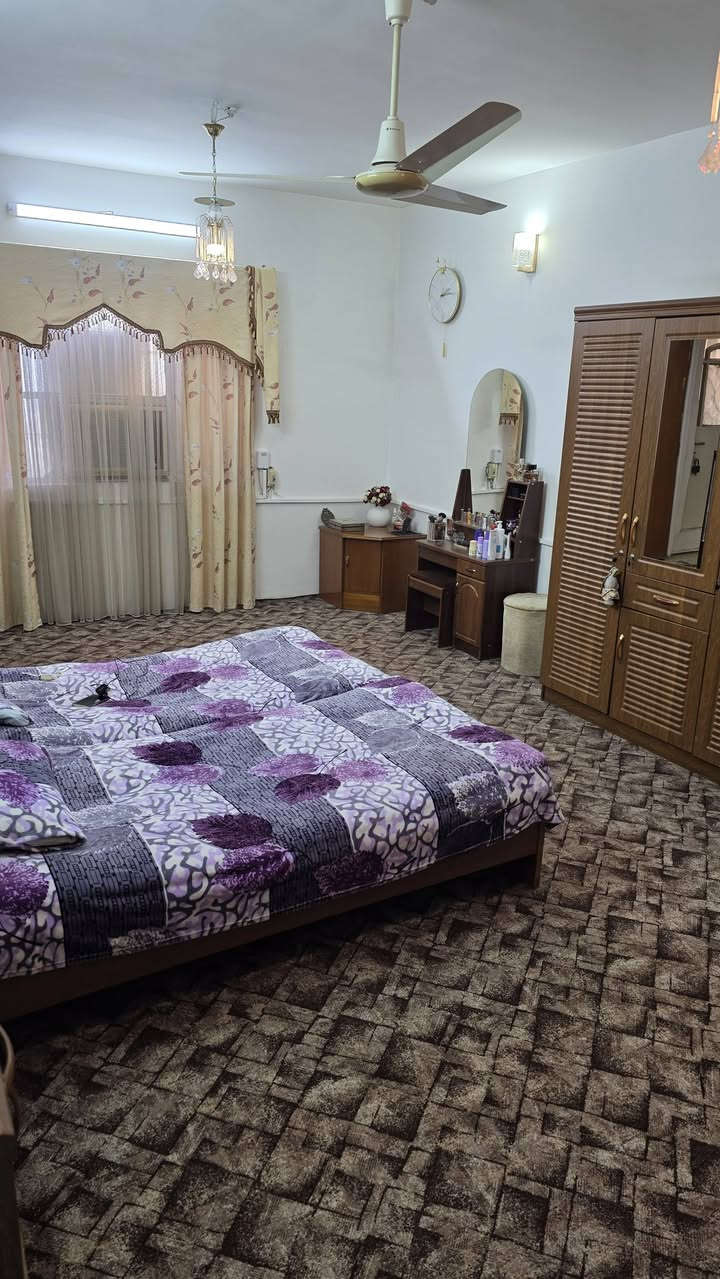 بيت ومشتمل للبيع في الغزالية شارع الضغط

المساحة ٢٠٠ متر بيت جدا جدا نضيف 
الواجهة ١٠ متر النزال ٢٠

الطابق الارضي من البيت يتكون
 من كراج كبير ومطابخ عدد ٢ حار وبارد
وصالة كبيرة وغرفة نوم وحولي 
والطابق الثاني غرفتين نوم

المشتمل يتكون 
من صالة كبيرة مع مطيخ مفتوح وصحيات
والطابق الاول يتكون من ثلاث غرف نوم مع 
صحيات

ملاحظة البيت عن المشتمل مفروز فقط بيبان خشب 
يعني من الممكن فتح البيبان ويصبح بيت واحد
السعر ٣٨٥ مليون وبيه مجال بسيط
للاستفسار اكثر اتصل على الرقم ***********

الموقع قريب نهاية شارع الضغط فرع الحديقة او الموكب على جهة يسار شارع الضغط الشارع المؤدي الى جامع السيدة زينب البيت الثالث
