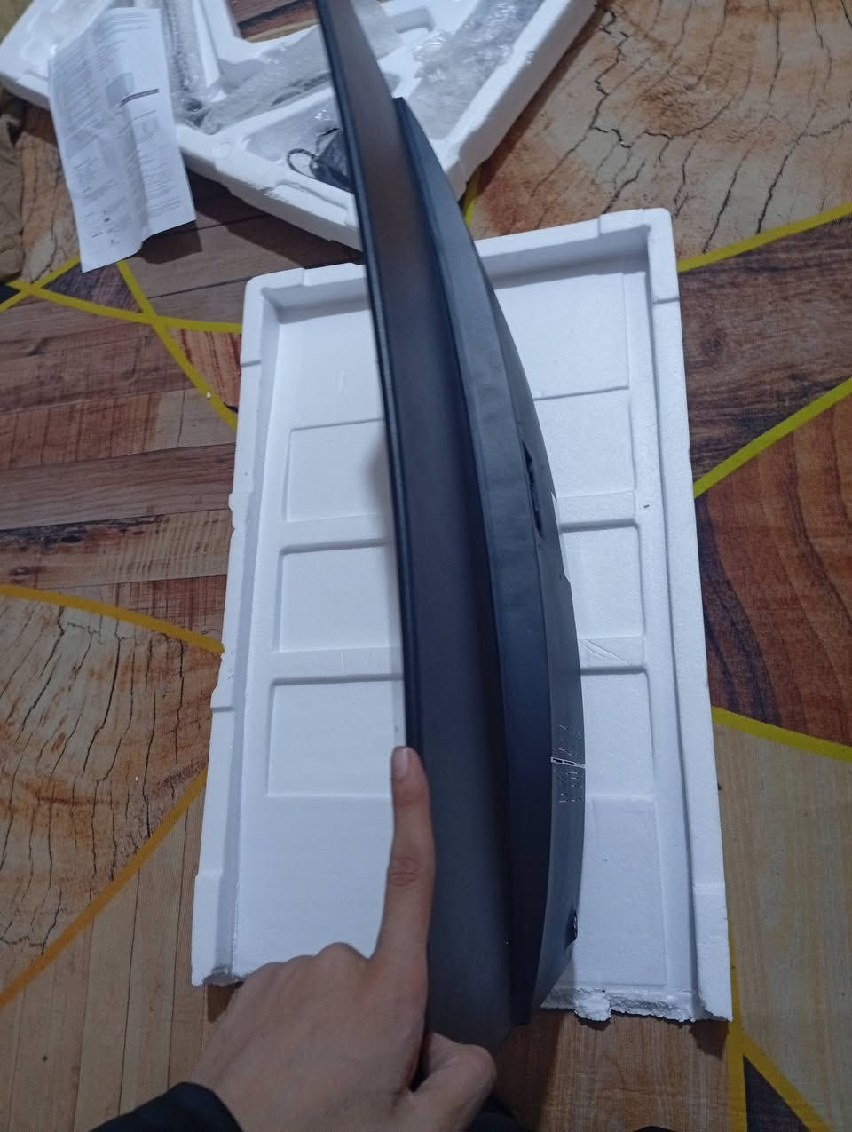 شاشه حجم 32 2k كيرف 165 هيرتز بل كارتون بس معه الاسف انكسرت ب شحن اطوني بيه اي سعر مكان كربلاء ***********
