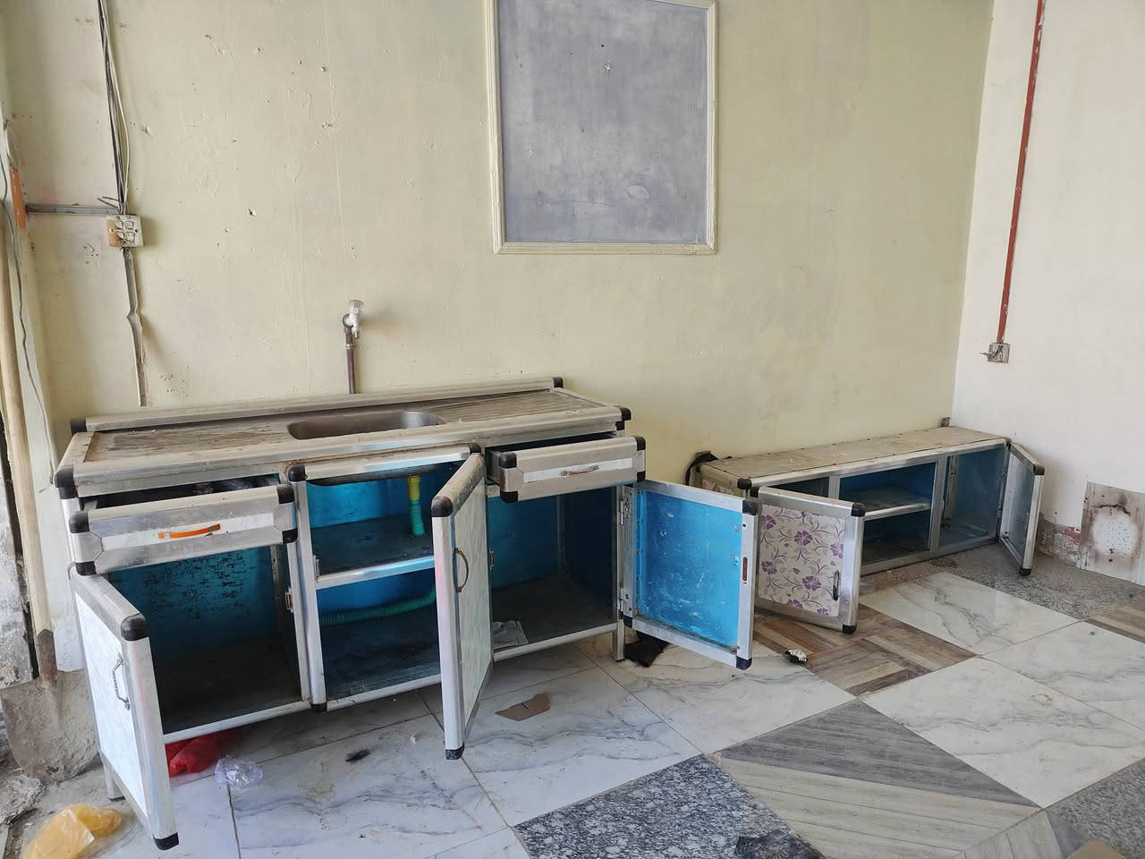 كاونتر للبيع سنك وملحق العنوان بابل شارع 80 
السعر 110 وبي مجال للتواصل 
‏‪0782 482 3670‬‏
