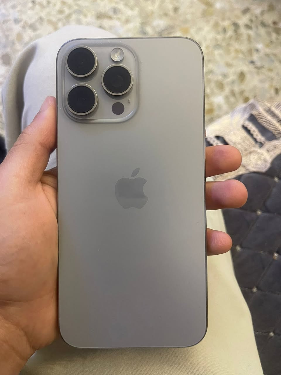 السلام عليكم 15 برو ماكس شرق اوسط لون تيتانيوم ذاكرة 256 بطارية 88 جهاز نضيف جدا شخط مابي مكفول عل فحص غراضة كاملة السعر مليون وبي مجال بسيط شراي خاص او واتساب ***********
