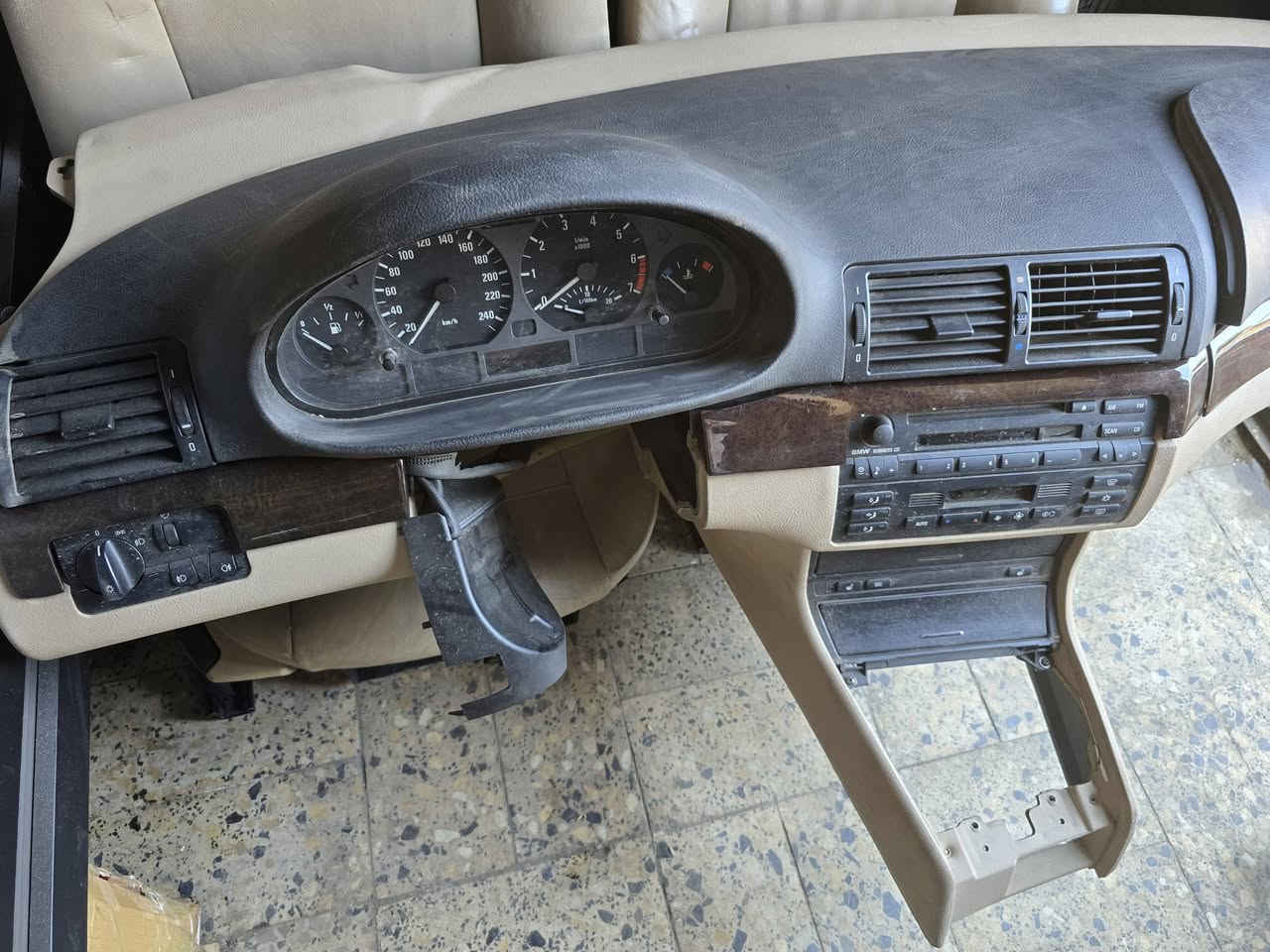 سلام عليكم 
غرفه bmw e46 صاج 
الموجود بل صوره شامل كلشي بل صوره من اغراض غرفه كهربائيات والملحقات 
سعرها ٦٢٥ بيه مجال 
موصل صناعه الكرامه 
***********
***********
اتصال واتس اب ماسنجر متواجد
