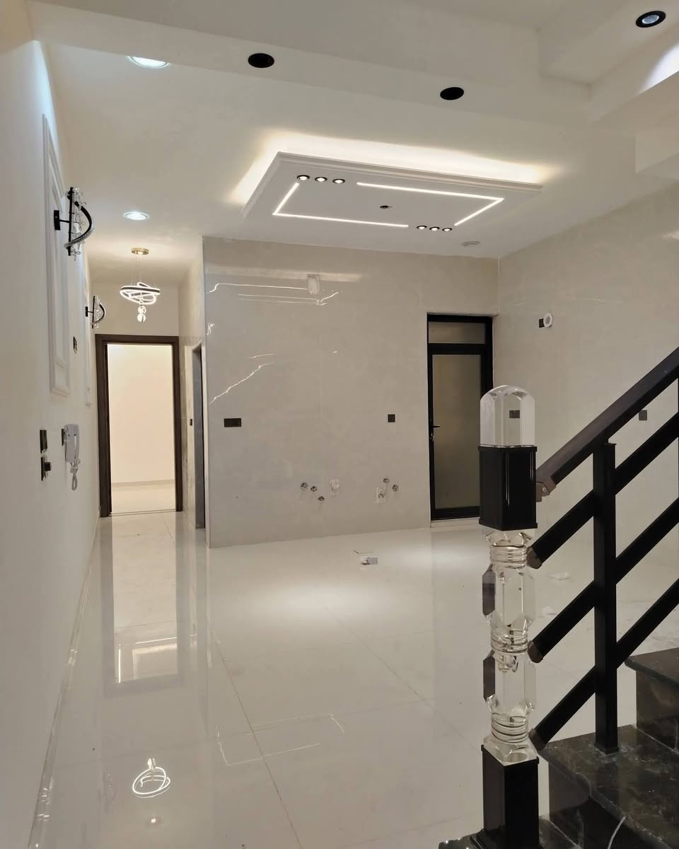 🏡 للبيع منزل في بغداد – حي الجهاد
✅ المساحة: 100 متر
✅ نوع الملكية: طابو ملك صرف
✅ الواجهة: 5 متر
✅ النزال: 20 متر
يحتوي المنزل على: 🔹 استقبال مريح
🔹 مطبخ
🔹 حمامين
🔹 3 غرف نوم
📍 الموقع: بغداد – حي الجهاد
للاستفسار والمعاينة: 📞 مكتب الجبل للعقار
📱 ***********
فرصة مناسبة للسكن العائلي وفي منطقة مخدومة.وجميلة جدا والسعر مناسب جدا
